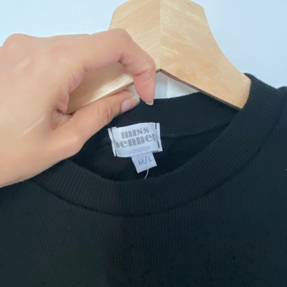 Ribbed solid croped tshirt with a cutout back - Picture 4 of 4